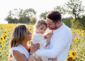 Family photo shoot in sunflower field 2