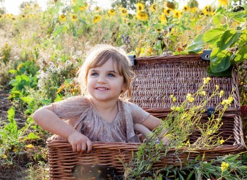 Family photo shoot in sunflower field 3