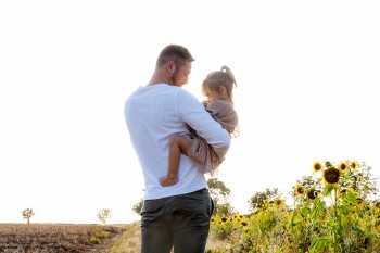 Family photo shoot in Sunflower field 4